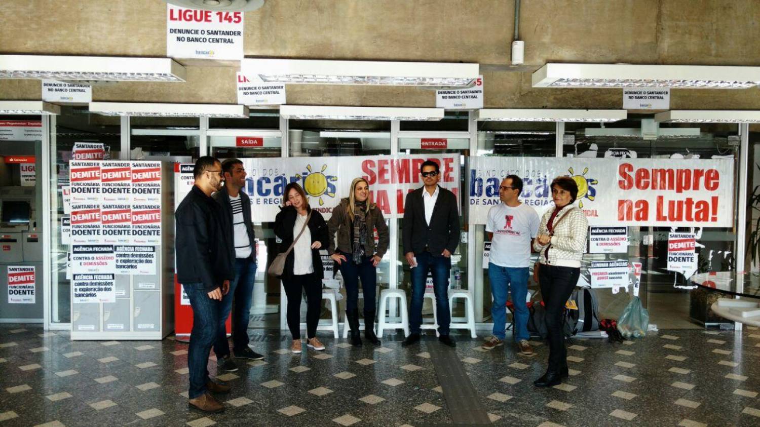 Santander, os Bancários brasileiros exigem respeito e valorização! Santander, os Bancários brasileiros exigem respeito e valorização!