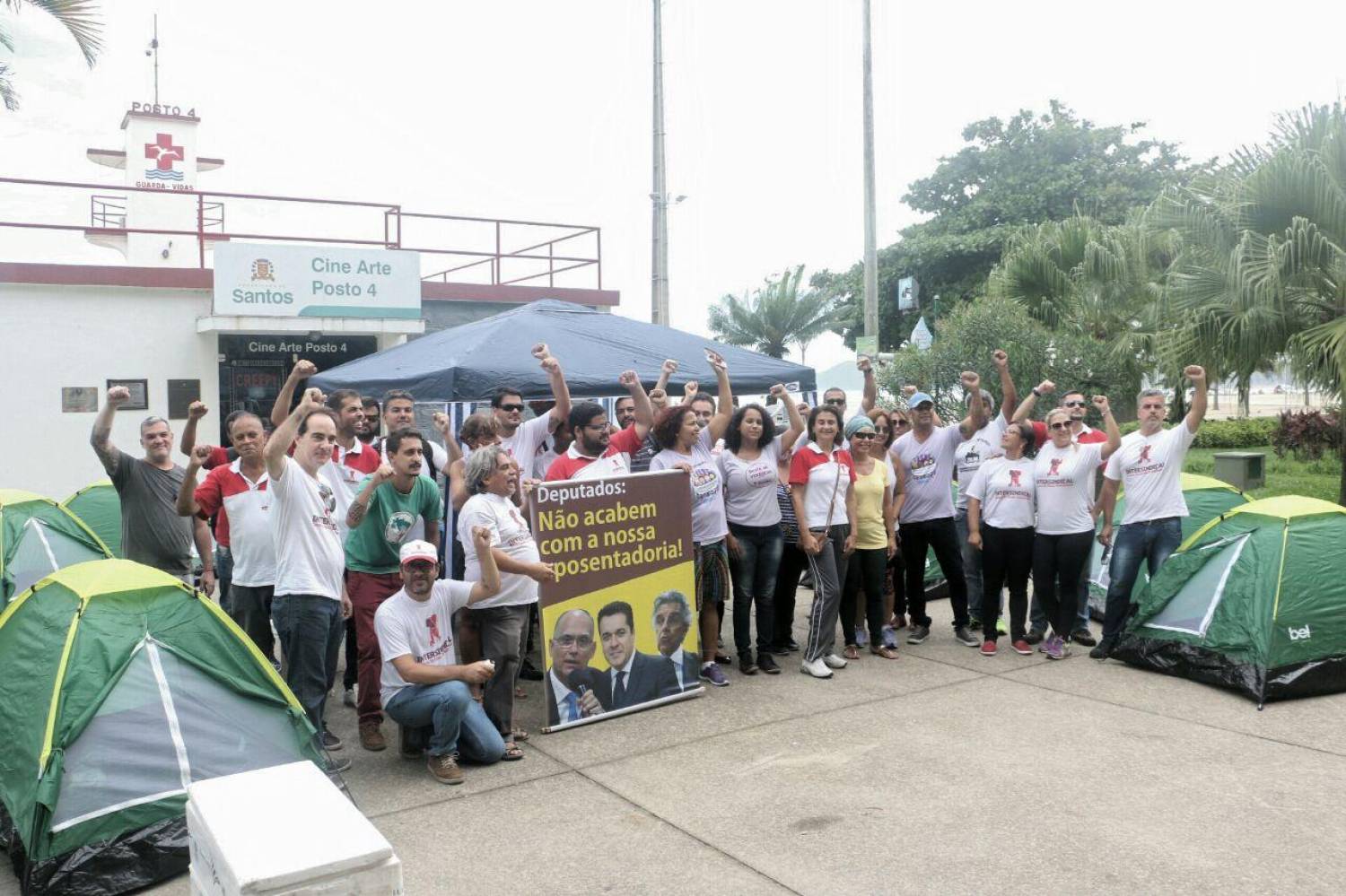 Bancários acampam no jardim da praia contra o desmonte da Previdência Bancários acampam no jardim da praia contra o desmonte da Previdência
