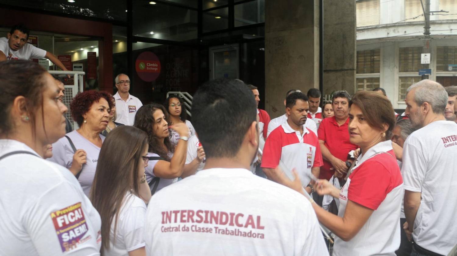 Bancários fecham agências de Santos nesta sexta, 31, contra fim de direitos Bancários fecham agências de Santos nesta sexta, 31, contra fim de direitos