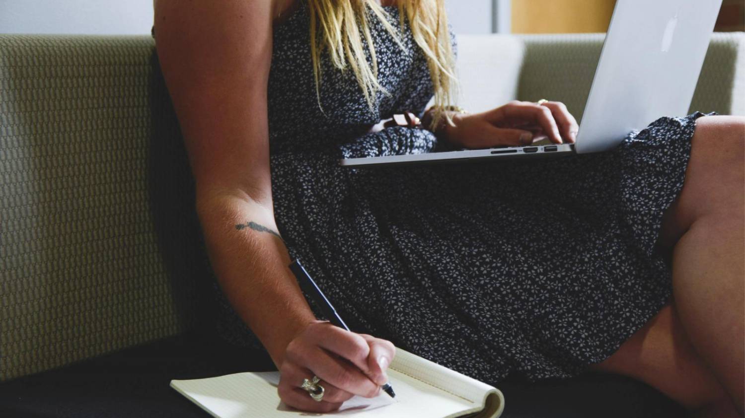 Mulheres trabalham 7,5 horas a mais que homens devido à dupla jornada Mulheres trabalham 7,5 horas a mais que homens devido à dupla jornada