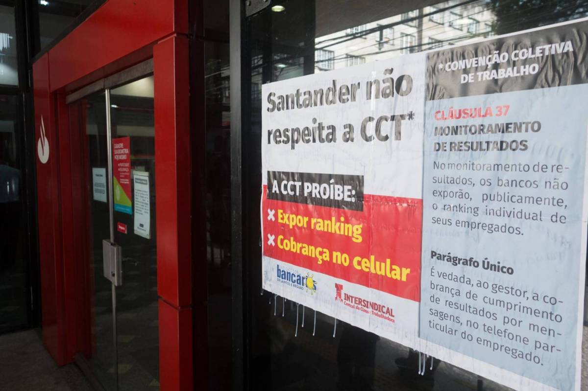 Por lucrar com estresse de bancários, Santander é processado em R$ 460 mi