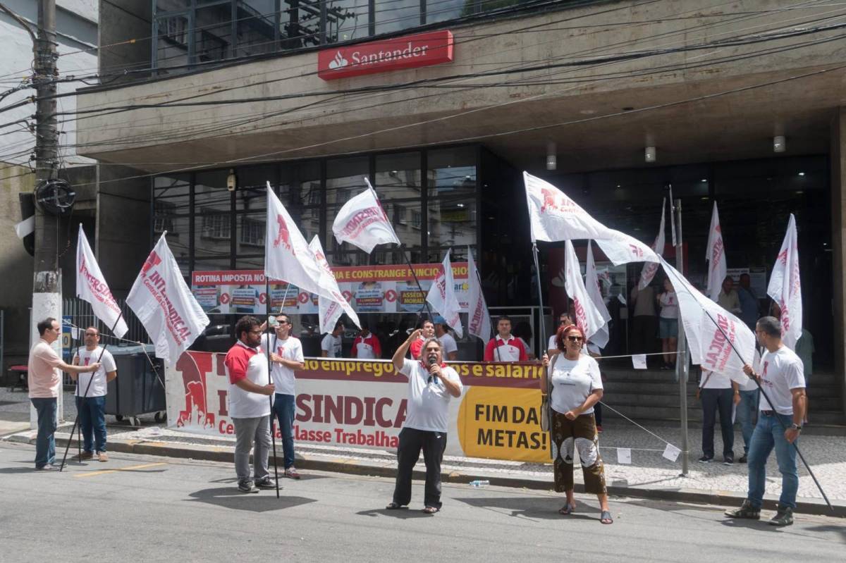 Santander bate recorde de lucro e de demissões de funcionários