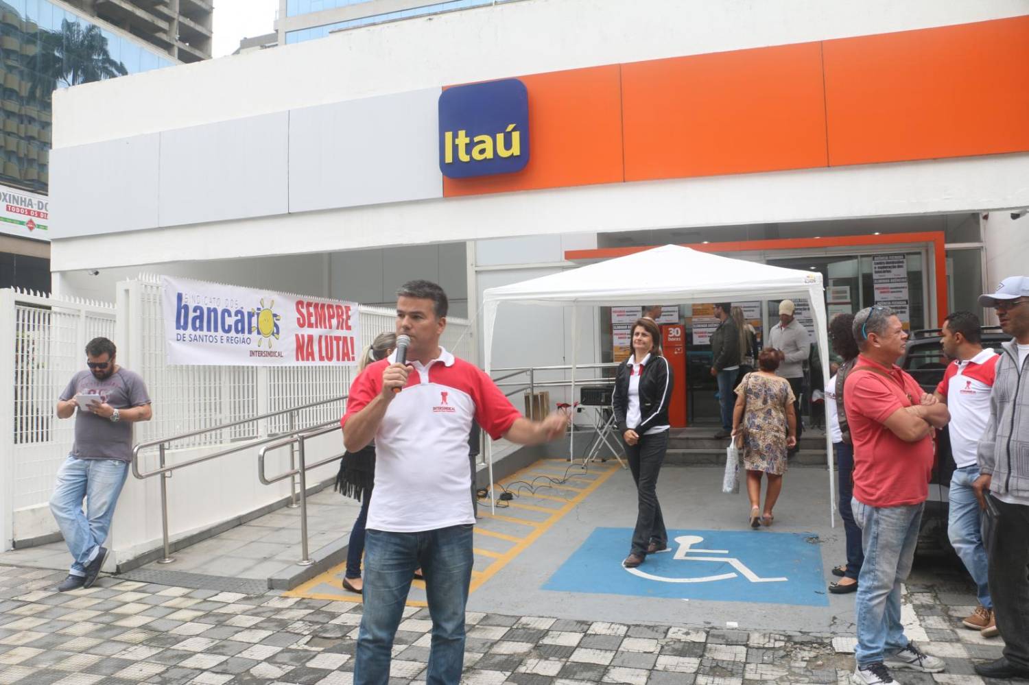 Lucro do Itaú Unibanco sobe quase 20% e atinge R$ 6,17 bilhões no 1º trimestre Lucro do Itaú Unibanco sobe quase 20% e atinge R$ 6,17 bilhões no 1º trimestre