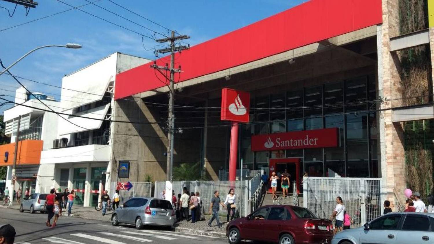 Santander assedia e humilha gerentes da agência do Centro de São Vicente Santander assedia e humilha gerentes da agência do Centro de São Vicente