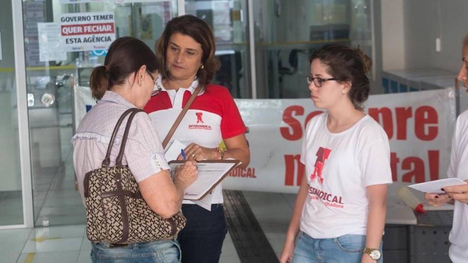 Boatos de nova reestruturação e excesso de trabalho preocupam Bancários do BB Boatos de nova reestruturação e excesso de trabalho preocupam Bancários do BB