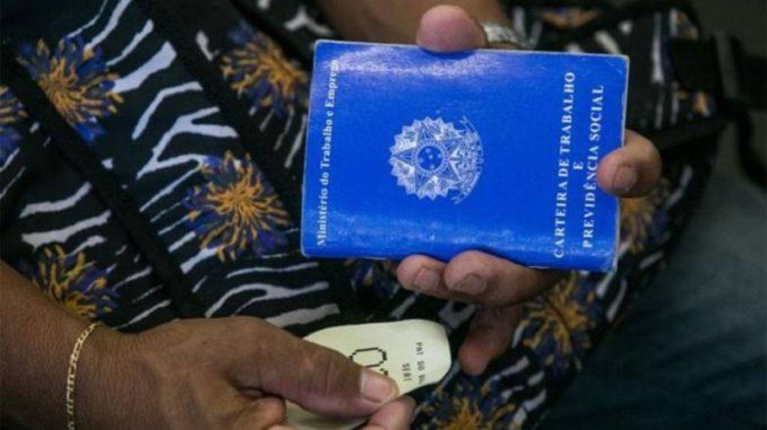 Com maior escolaridade, negros ganham 1/3 a menos que salário de brancos Com maior escolaridade, negros ganham 1/3 a menos que salário de brancos