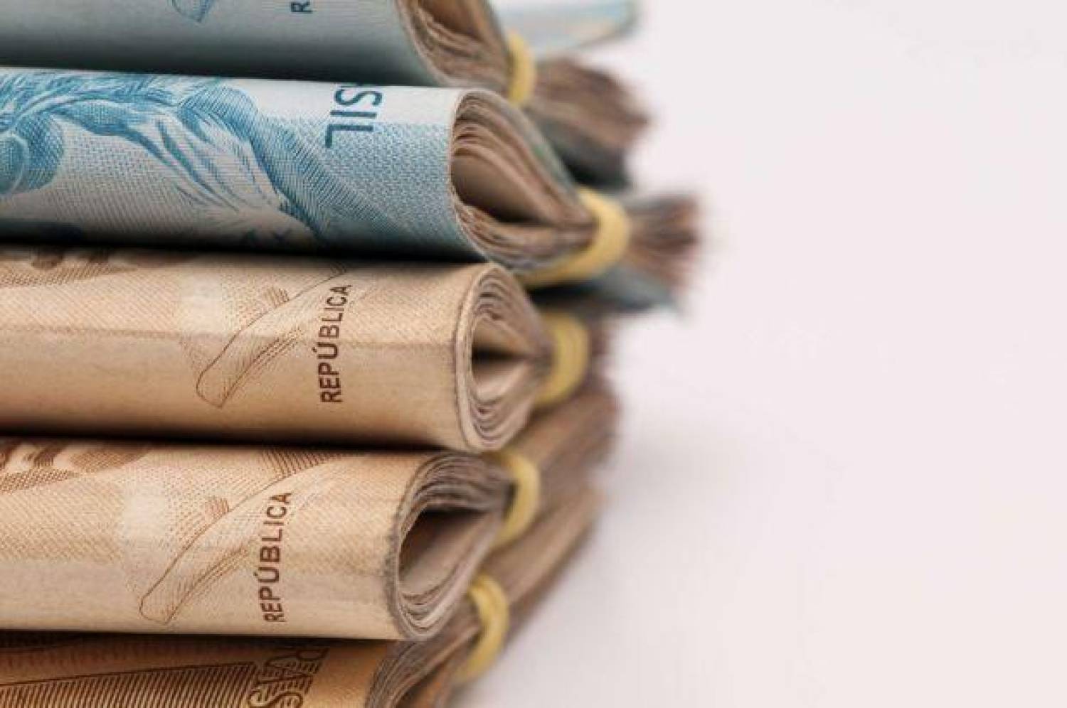 Santander é condenado a indenizar ex-funcionário que transportava valores Santander é condenado a indenizar ex-funcionário que transportava valores