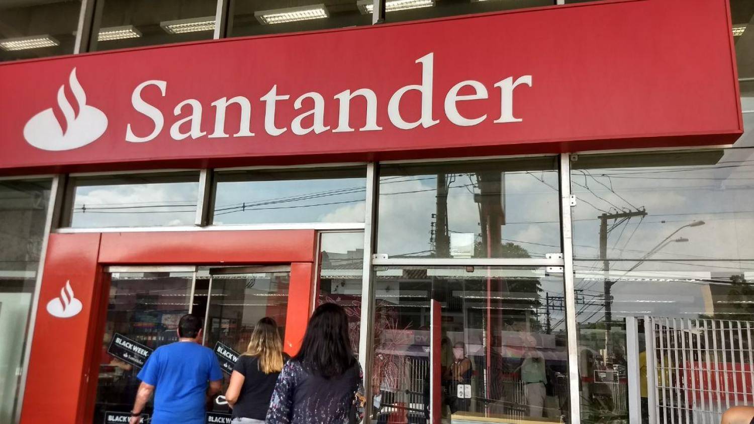 Santander imita ficção e solta fumaça preta dentro de agência Santander imita ficção e solta fumaça preta dentro de agência