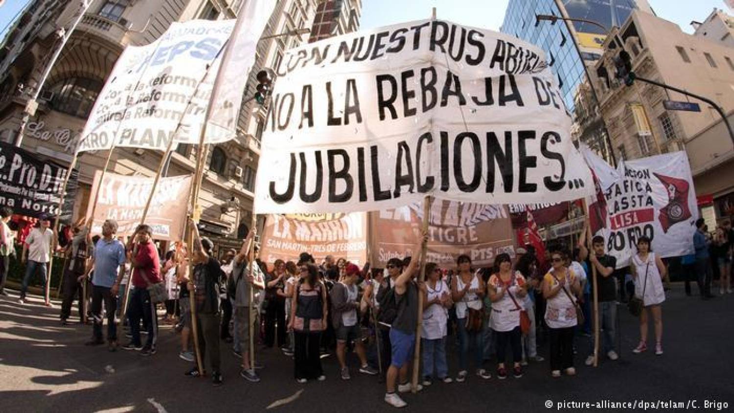 Argentinos fazem barulho contra reforma da previdência e barram votação