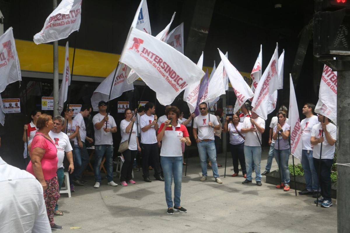 Bancários paralisam agências em Santos contra a Reforma da Previdência