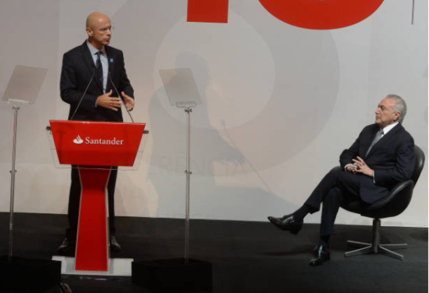 Executivos do Santander querem lucrar tirando direito dos trabalhadores Executivos do Santander querem lucrar tirando direito dos trabalhadores