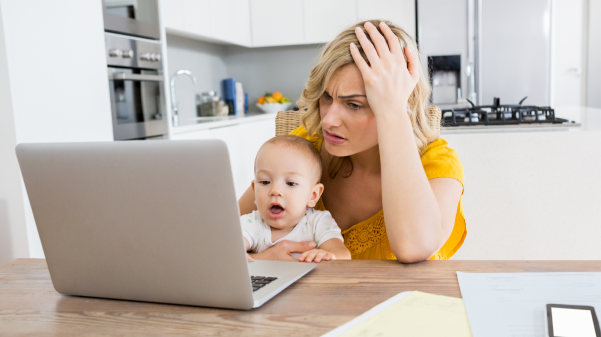 A dupla jornada de trabalho: mães esgotadas com Síndrome de Burnout