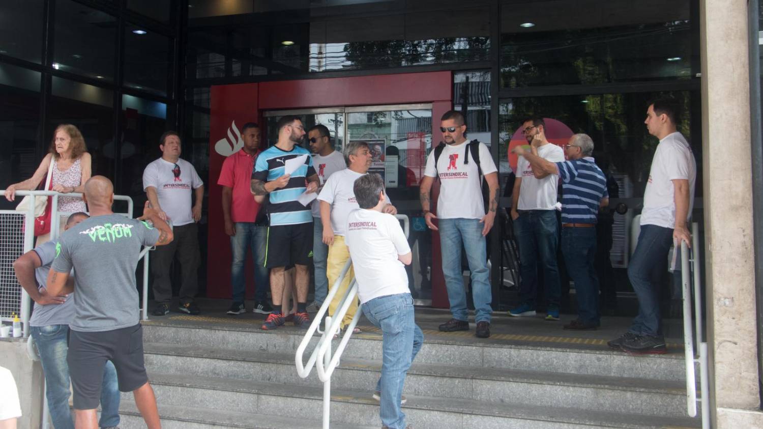 Movimento sindical cobra negociação com Santander