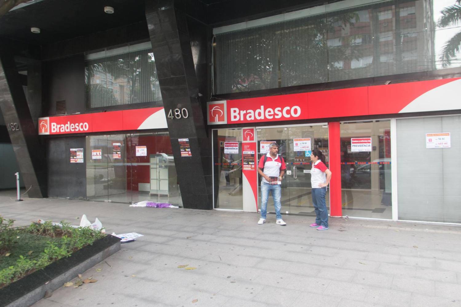 Bradesco lucra R$ 19 bilhões e elimina 9,9 mil postos de trabalho em 2017 Bradesco lucra R$ 19 bilhões e elimina 9,9 mil postos de trabalho em 2017