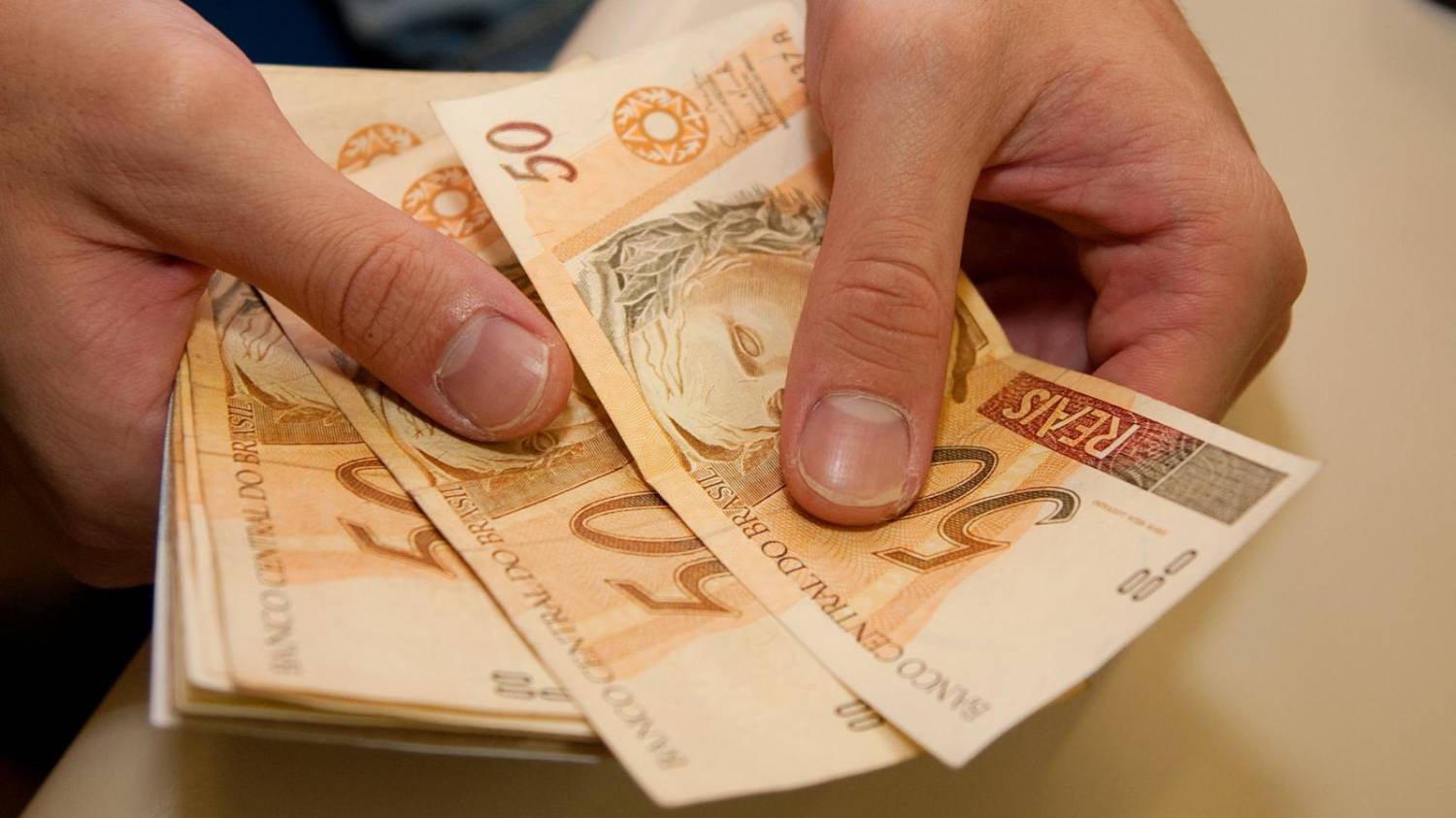 Bancário tem direito a diferenças entre salários pagos no exterior e Brasil