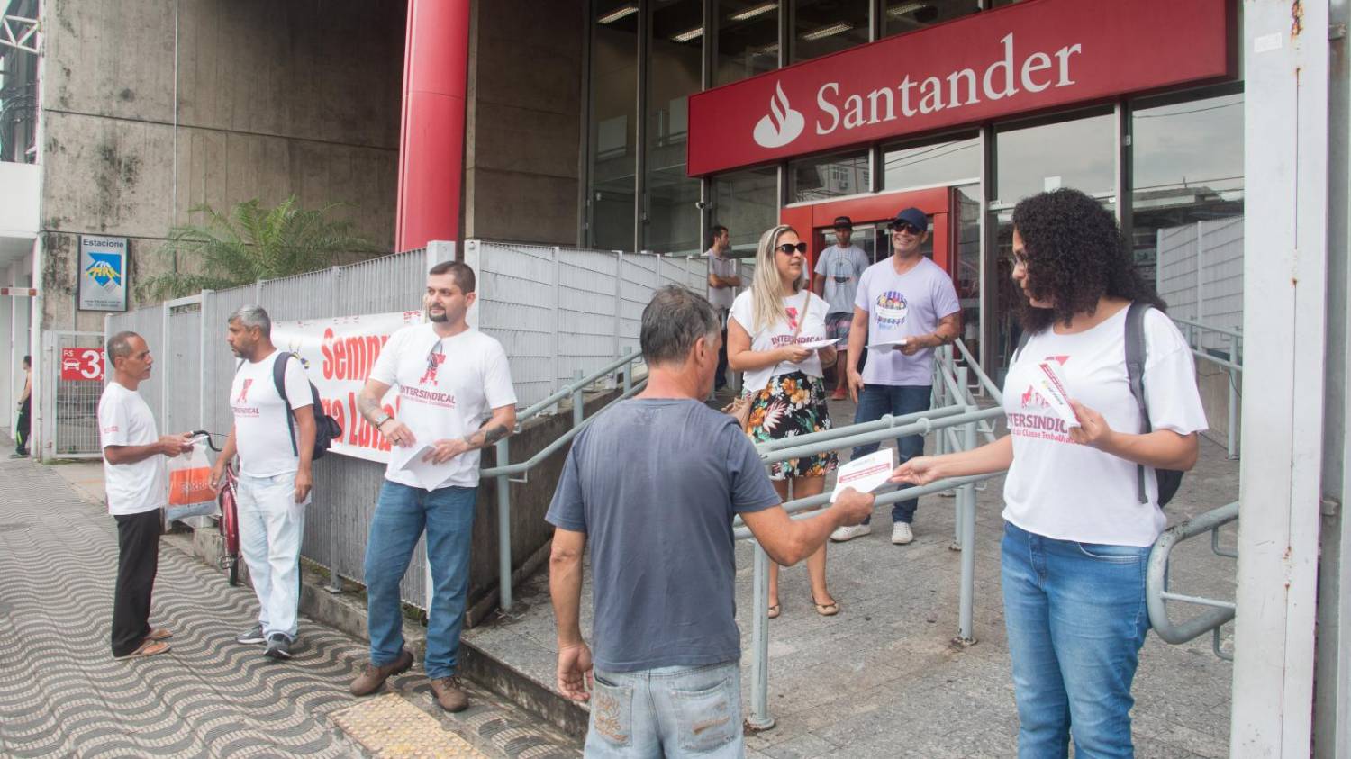 Bancários realizaram protesto no Santander São Vicente