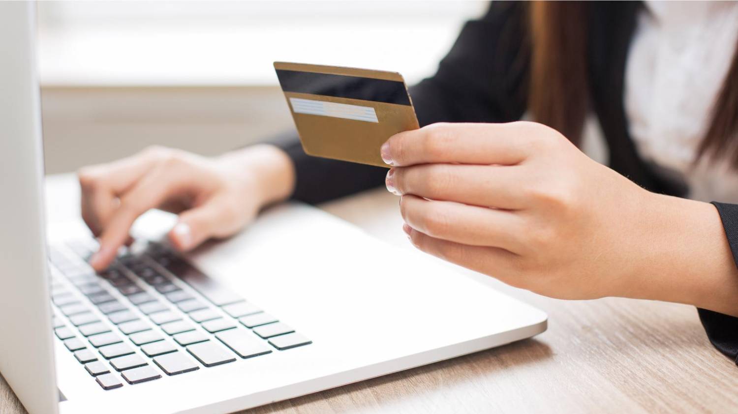 Juro médio do rotativo do cartão de crédito sobe para 333,9% ao ano Juro médio do rotativo do cartão de crédito sobe para 333,9% ao ano