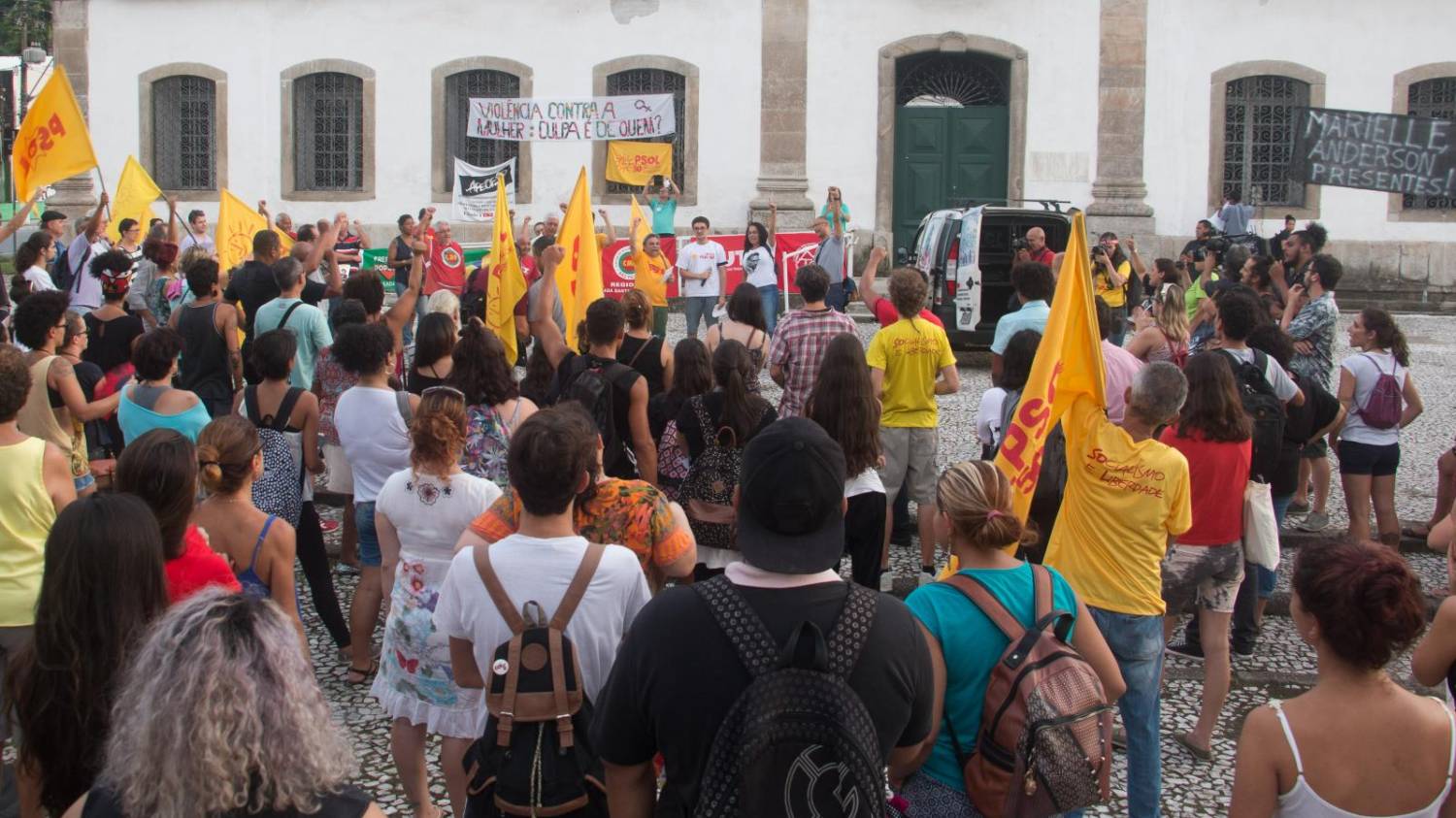 Não nos calarão! Ato em Santos reúne centenas contra execução de Marielle