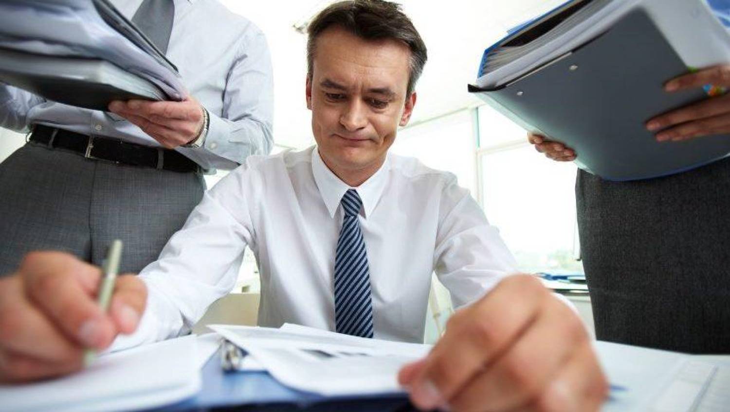 Pressão, sobrecarga e adoecimento com a falta de funcionários no Bradesco Pressão, sobrecarga e adoecimento com a falta de funcionários no Bradesco