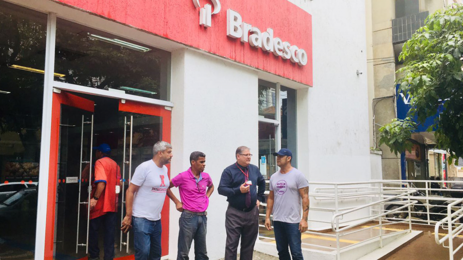 Sindicato reintegra por 2 vezes bancário com 33 anos de Bradesco Sindicato reintegra por 2 vezes bancário com 33 anos de Bradesco