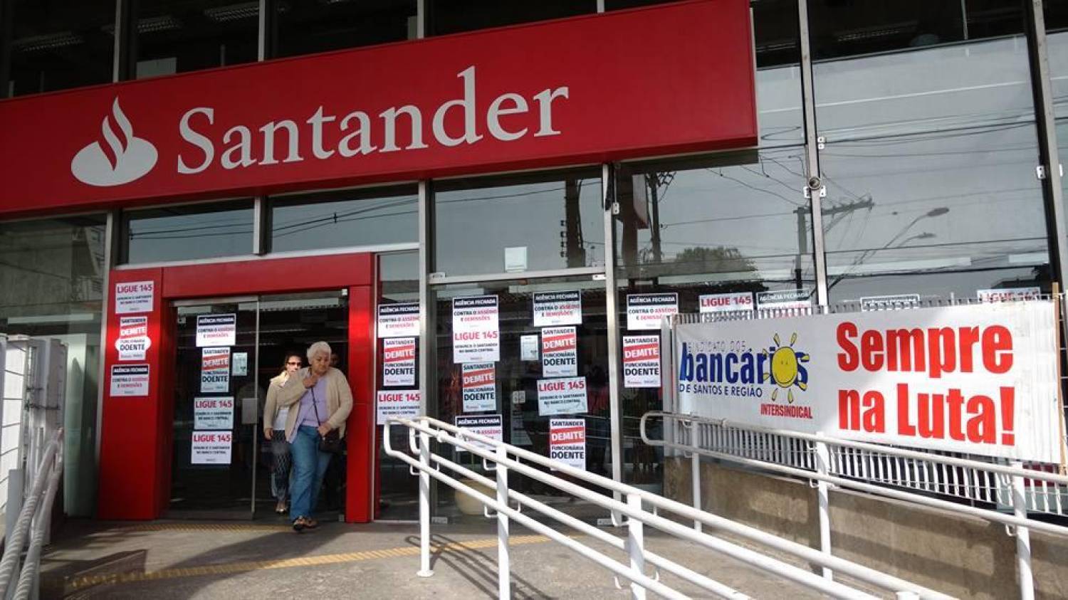 Bancários do Santander exigem valorização e respeito ao emprego Bancários do Santander exigem valorização e respeito ao emprego