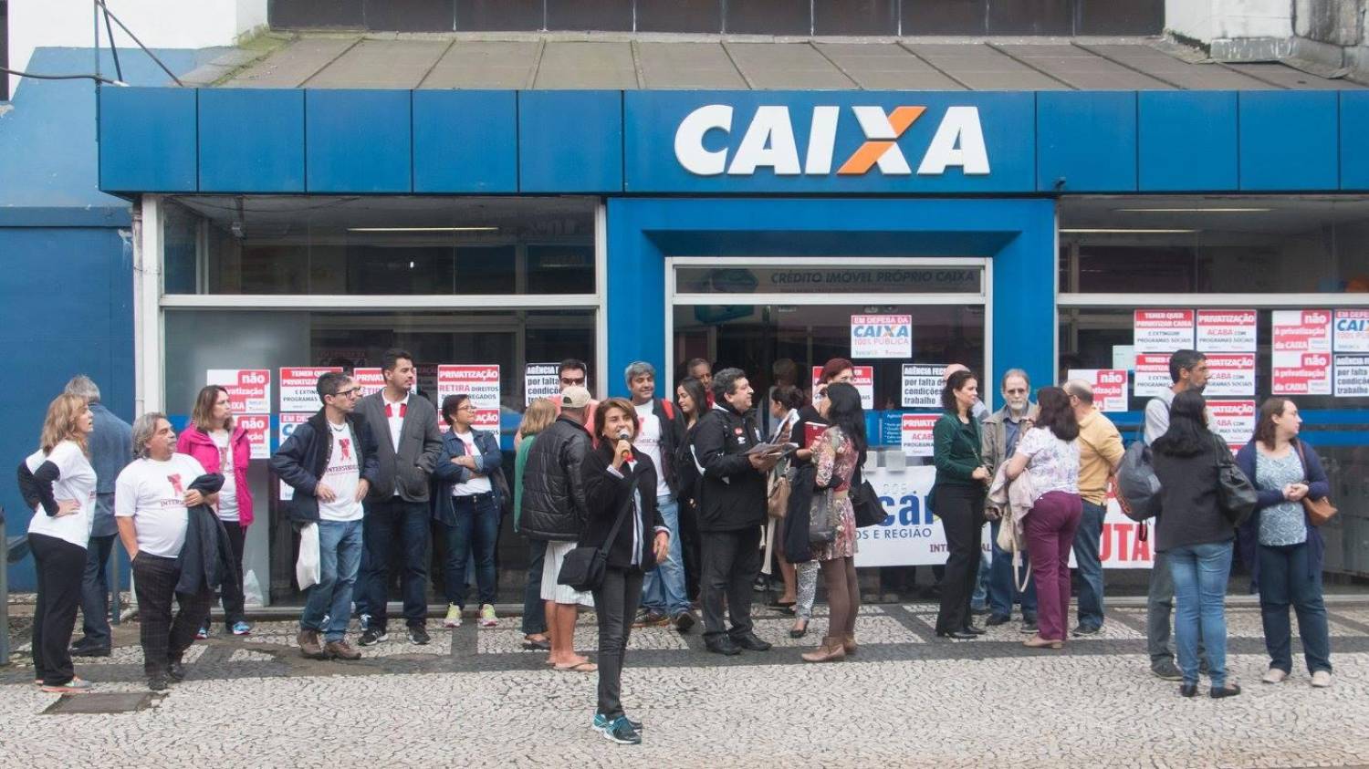 Megafesta da Caixa é balde de água fria contra o povo brasileiro