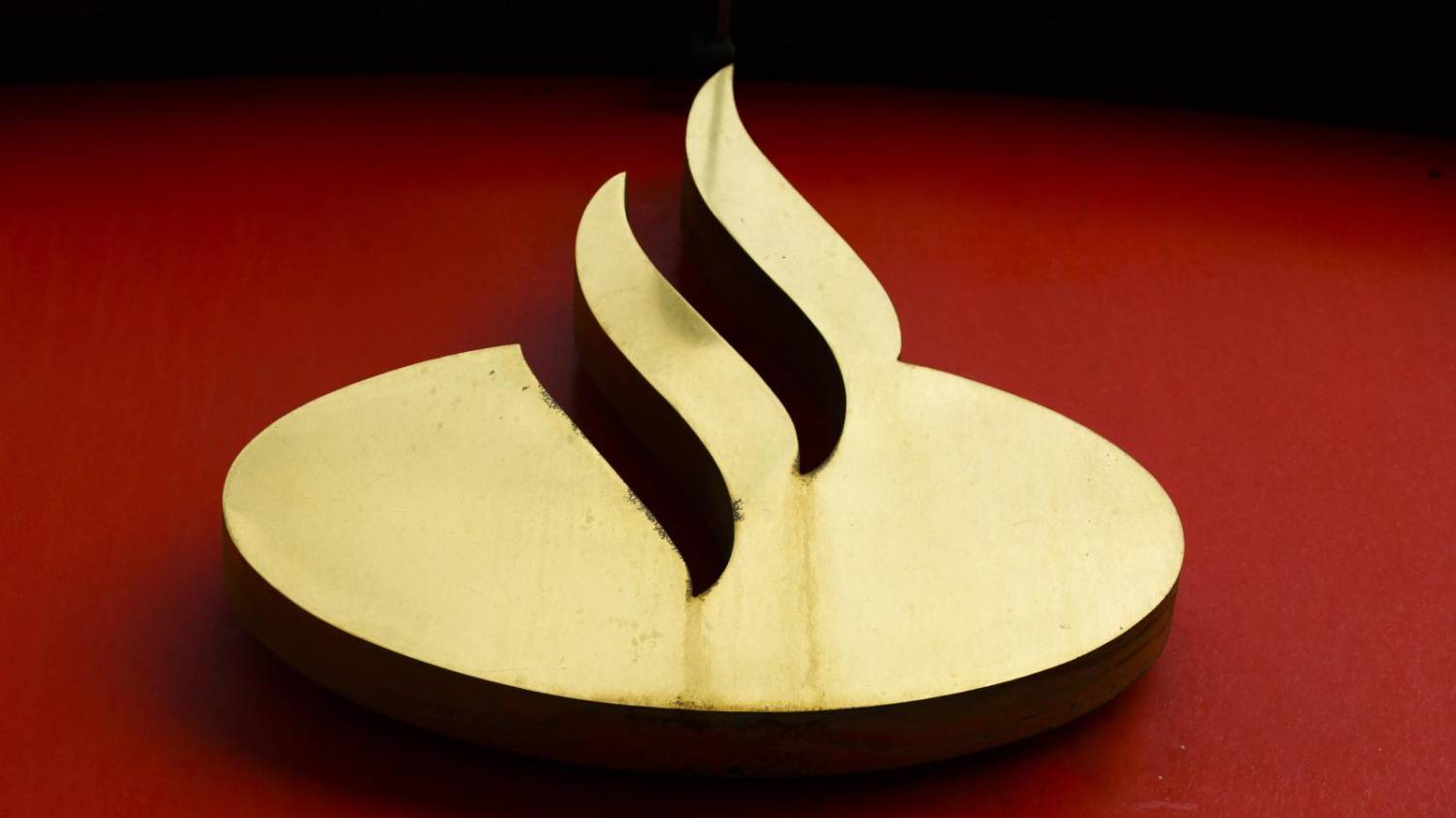 Santander aumenta exploração com a cobrança de metas e trabalho noturno Santander aumenta exploração com a cobrança de metas e trabalho noturno