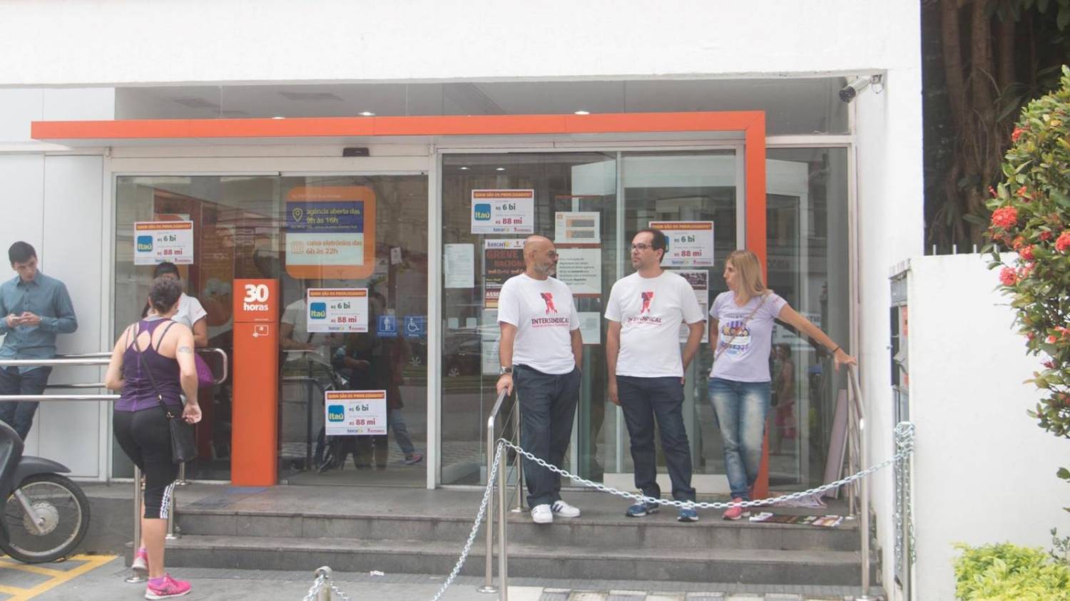 Itaú terá de reintegrar funcionária afastada por auxílio doença Itaú terá de reintegrar funcionária afastada por auxílio doença