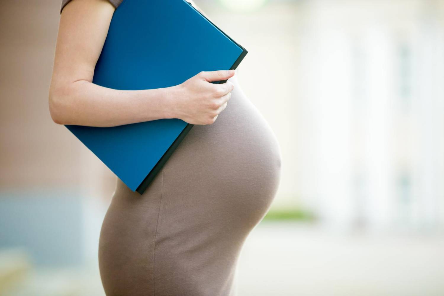 Empresa que duvidou de gravidez de empregada é condenada pela justiça