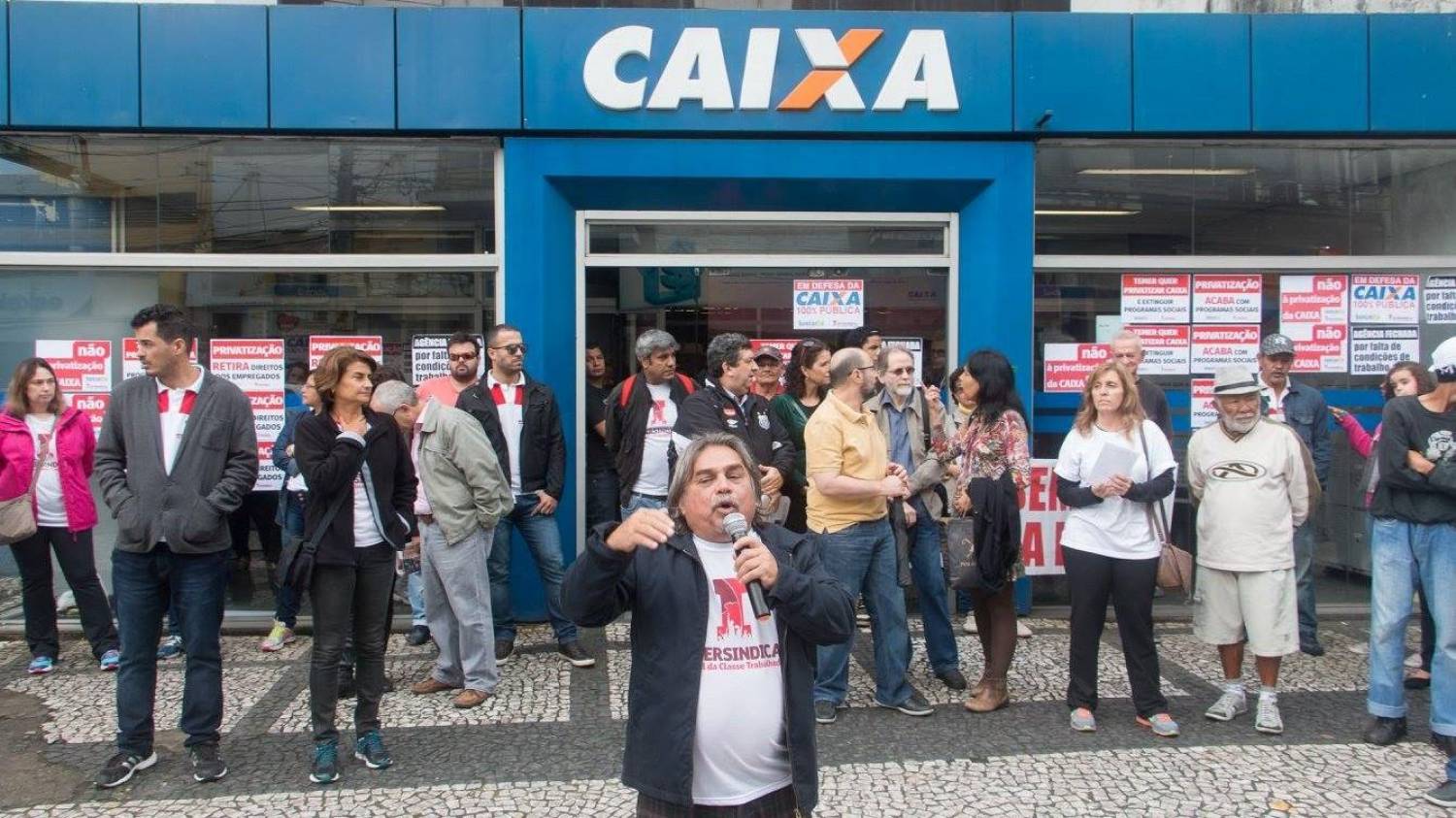 Após cobranças, Caixa anuncia contratação de aprovados em concurso de 2014 Após cobranças, Caixa anuncia contratação de aprovados em concurso de 2014
