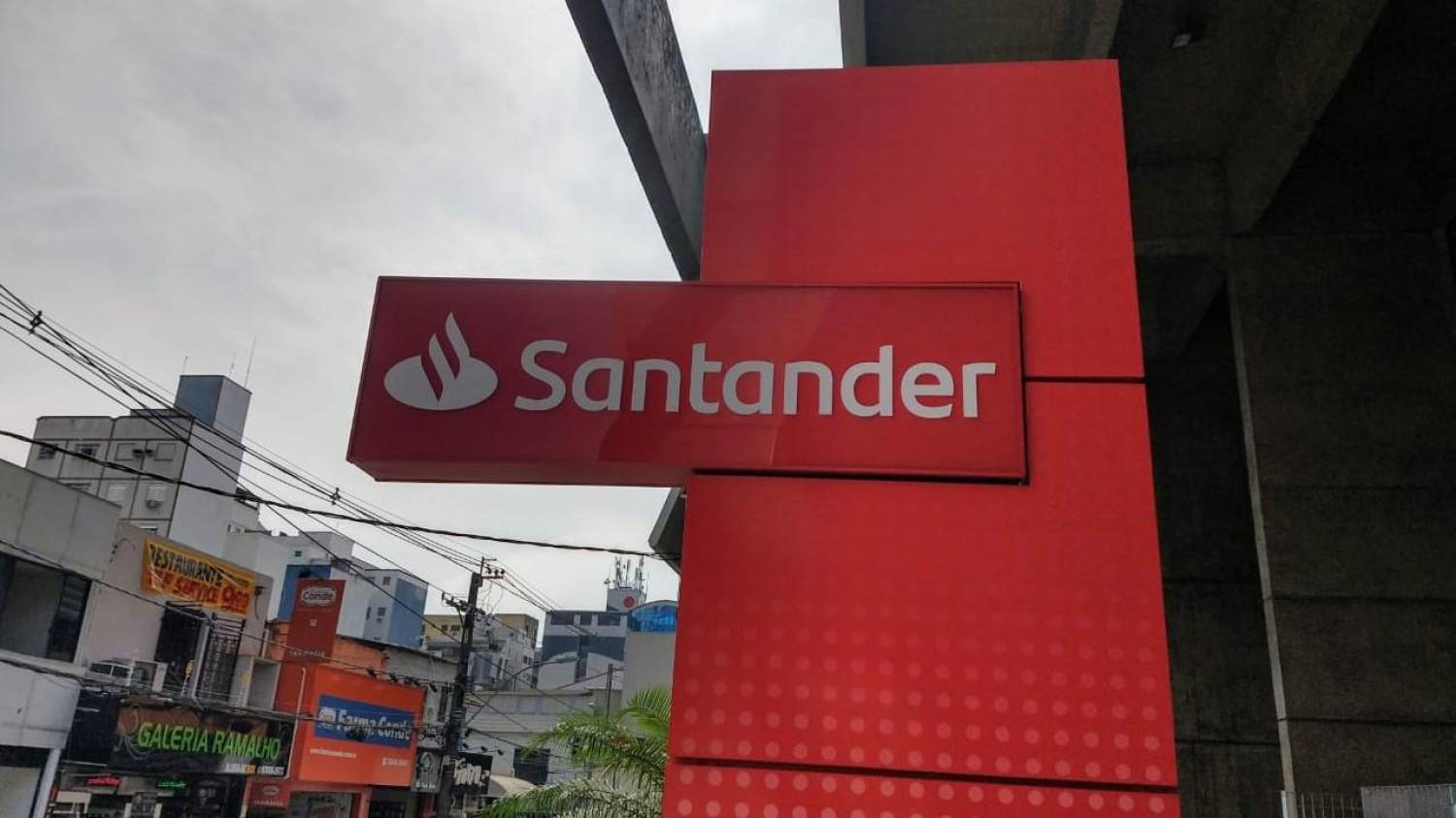 Santander lucra absurdamente no país