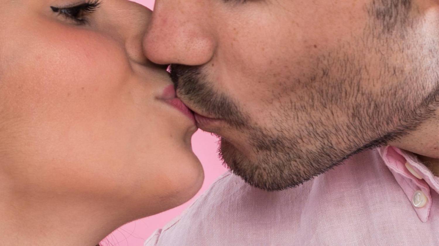 Trabalhadora consegue anular justa causa por beijar namorado no trabalho