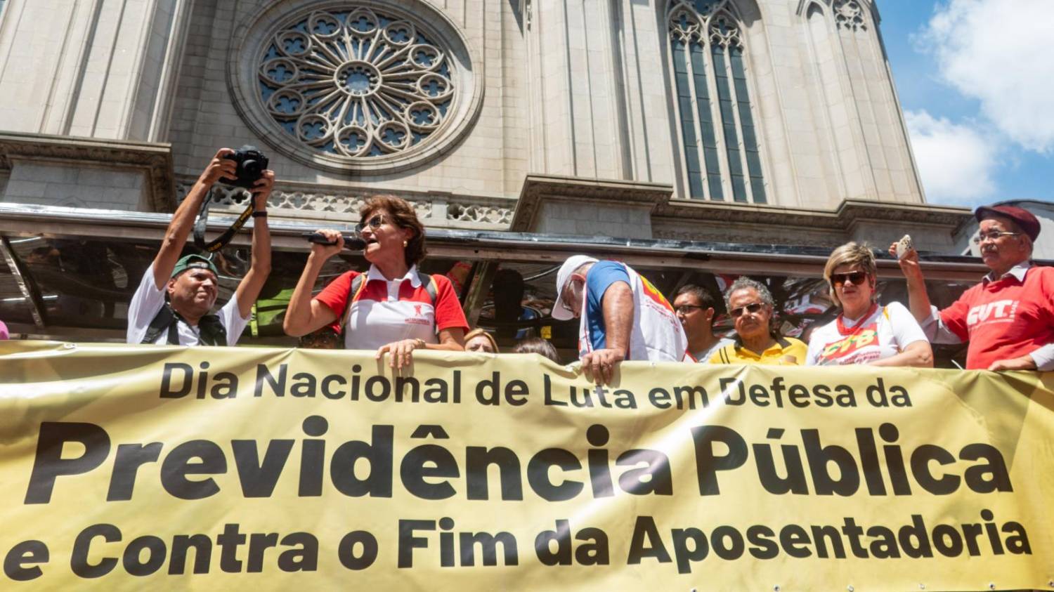 Bancários entregam informativo e vão ao ato contra a Reforma da Previdência Bancários entregam informativo e vão ao ato contra a Reforma da Previdência