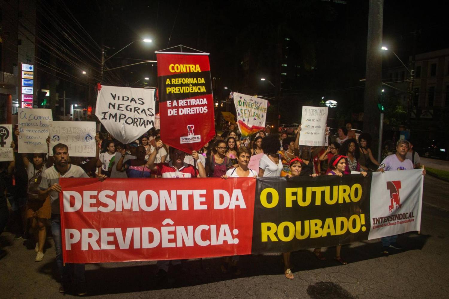 Reforma retira Previdência da Constituição e facilita retirar mais direitos Reforma retira Previdência da Constituição e facilita retirar mais direitos