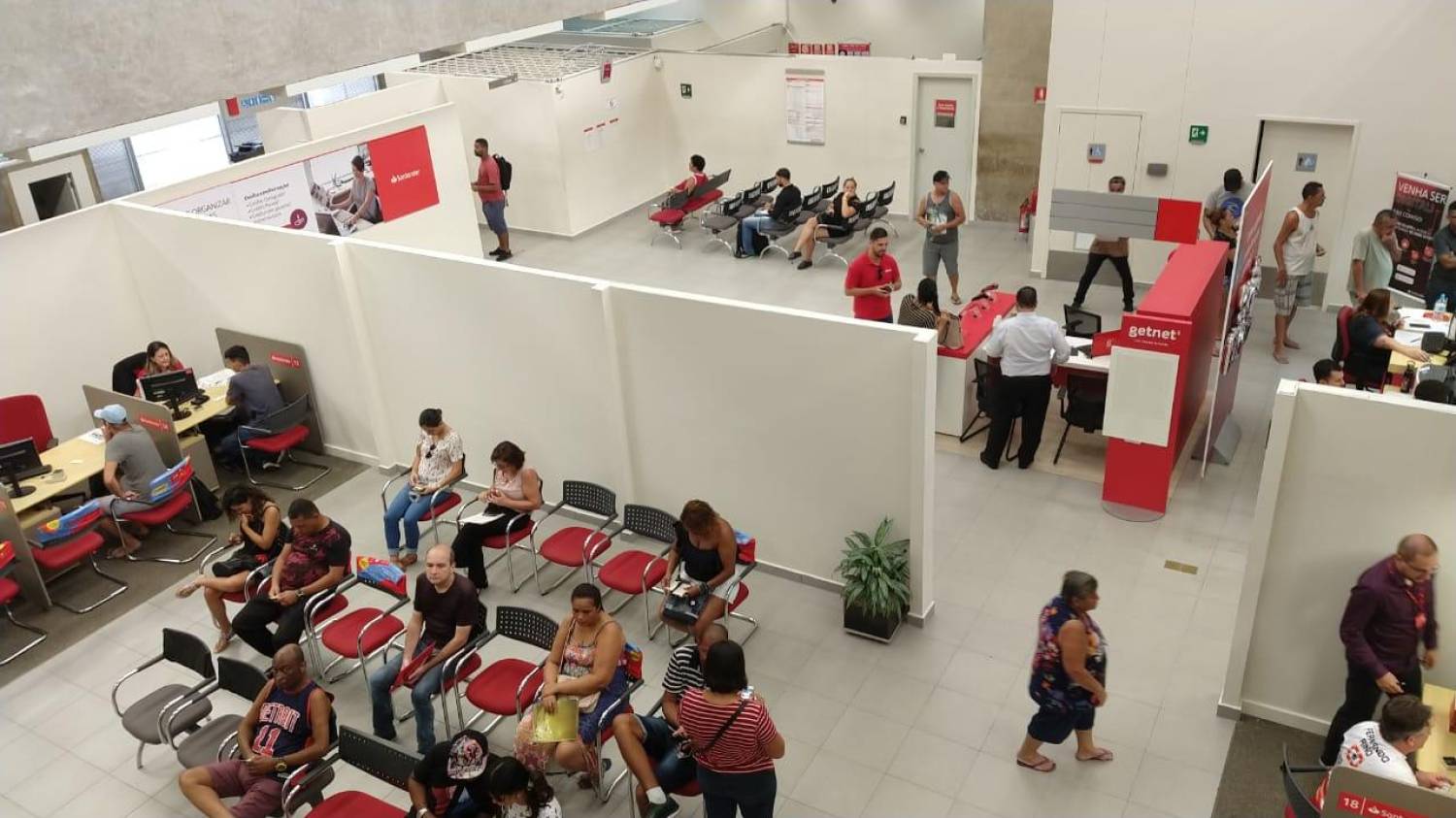 Santander pretende colocar em risco a vida de bancários e clientes Santander pretende colocar em risco a vida de bancários e clientes