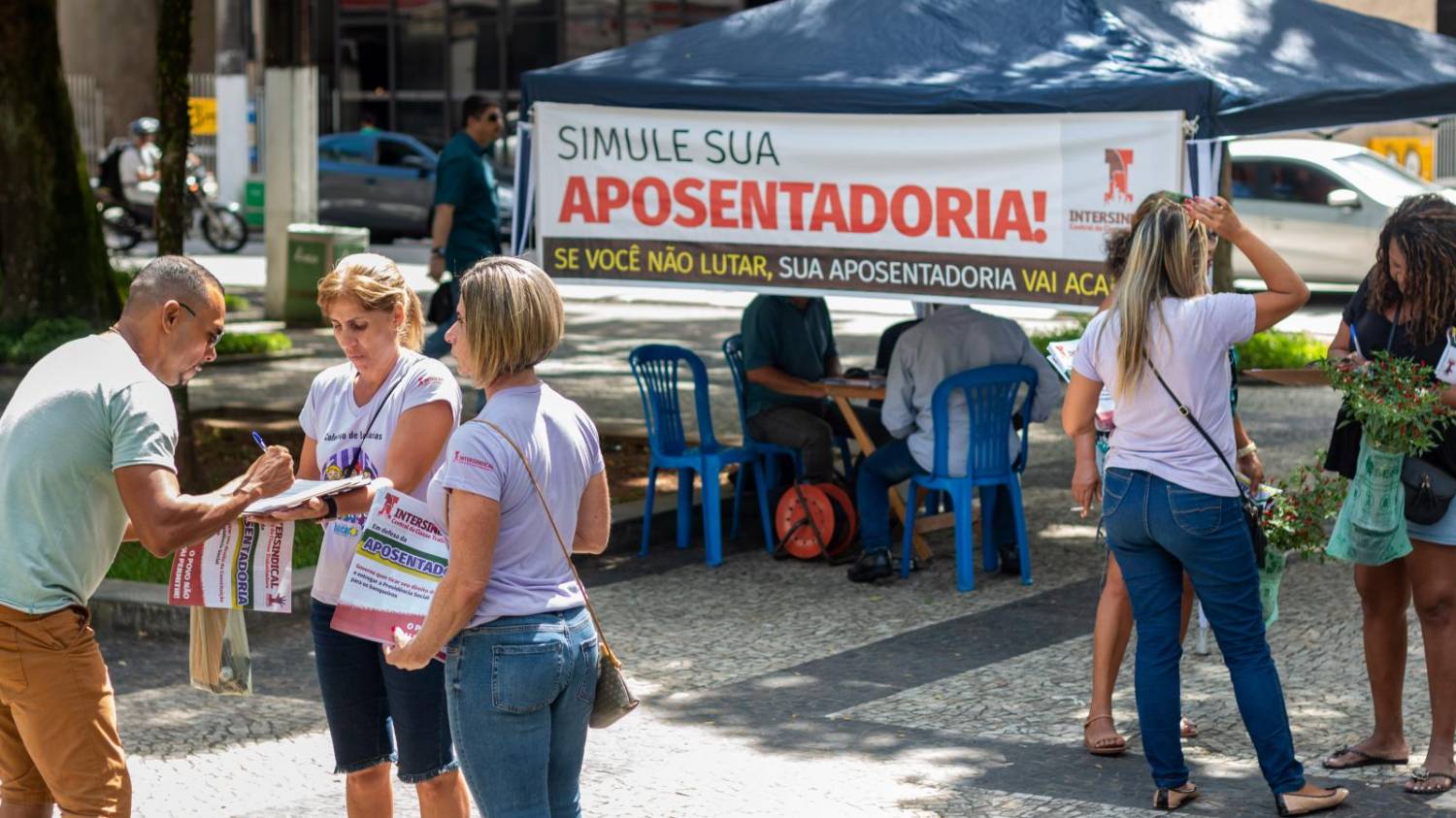 Bancários recolhem assinaturas contra a Reforma da Previdência Bancários recolhem assinaturas contra a Reforma da Previdência