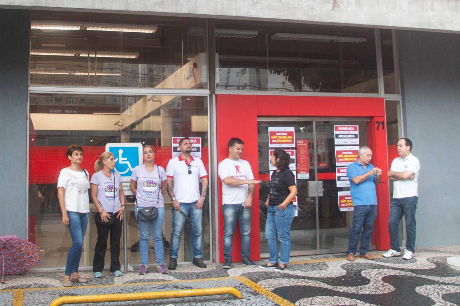 Agências são paralisadas em Santos e Guarujá por falta de portas giratórias Agências são paralisadas em Santos e Guarujá por falta de portas giratórias