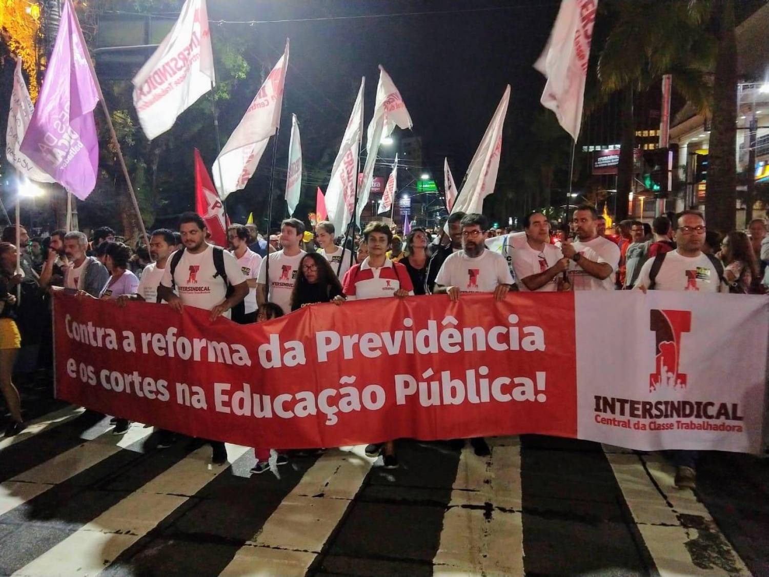 Marchas contra corte na educação e Reforma reúnem 30 mil em Santos! Marchas contra corte na educação e Reforma reúnem 30 mil em Santos!