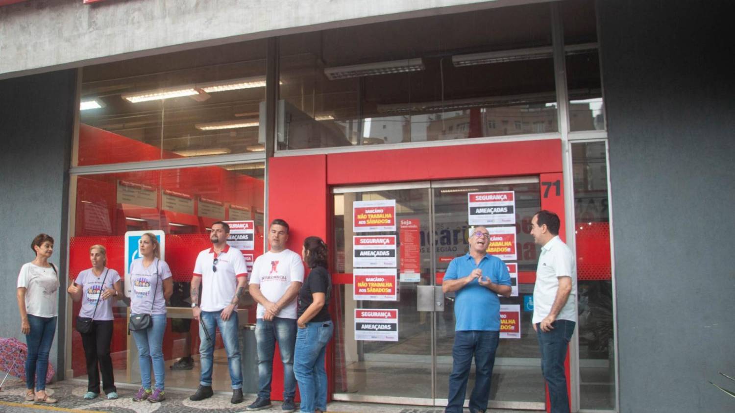Sindicato pressiona e Santander recoloca portas giratórias
