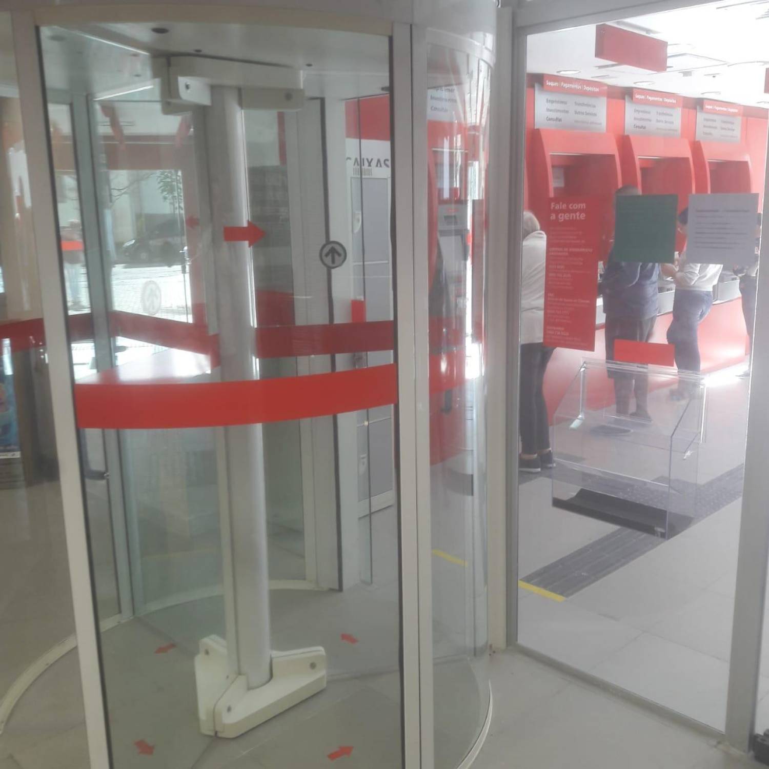 Santander: portas giratórias são reinstaladas no Guarujá