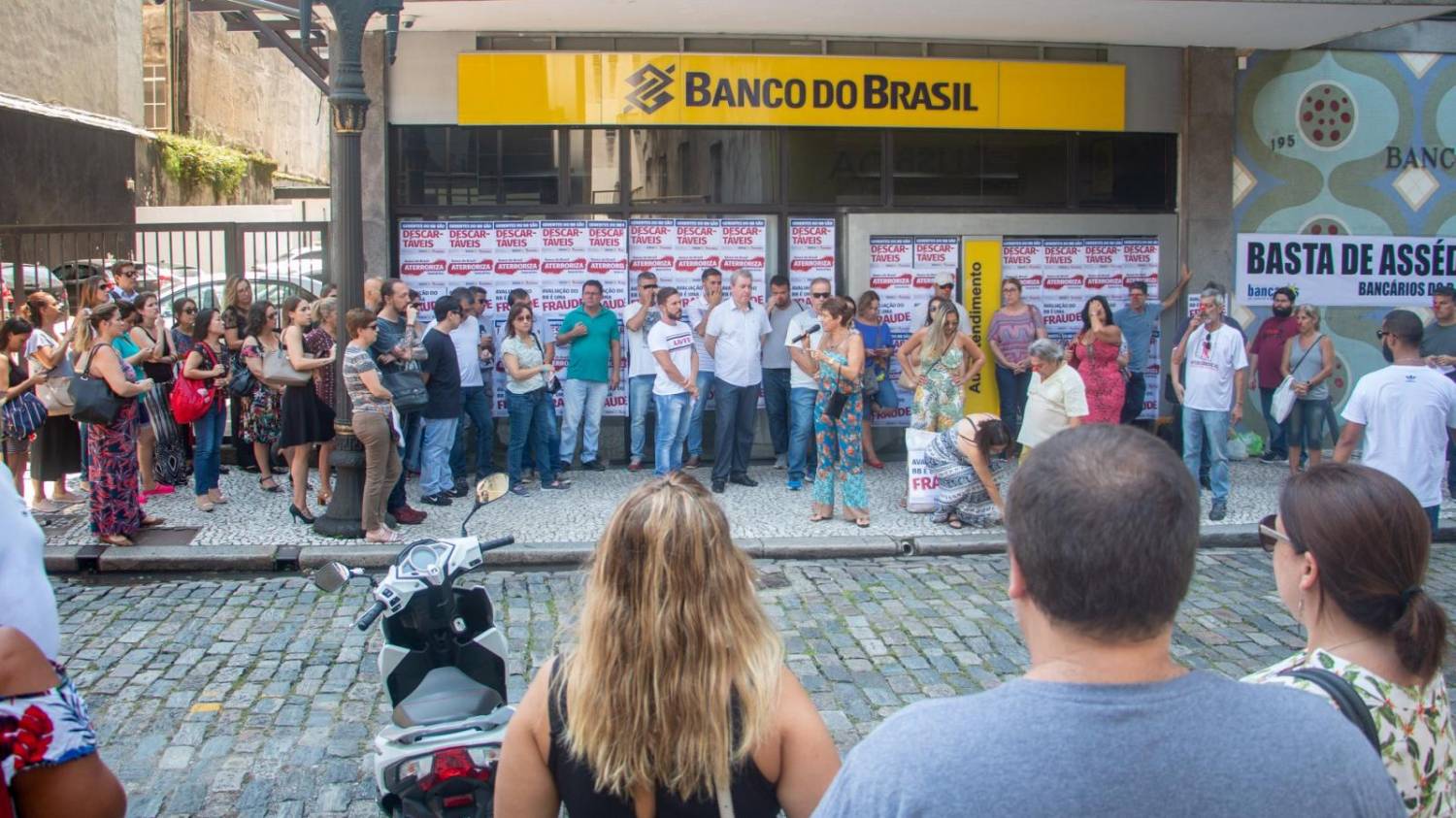 Bancários recusam trabalho aos sábados previsto em Medida Provisória Bancários recusam trabalho aos sábados previsto em Medida Provisória