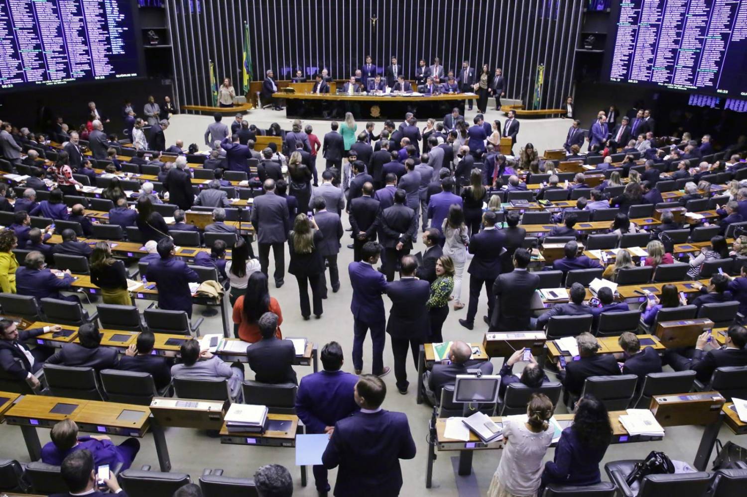 Câmara aprova texto-base da reforma da Previdência por 370 votos a 124 Câmara aprova texto-base da reforma da Previdência por 370 votos a 124