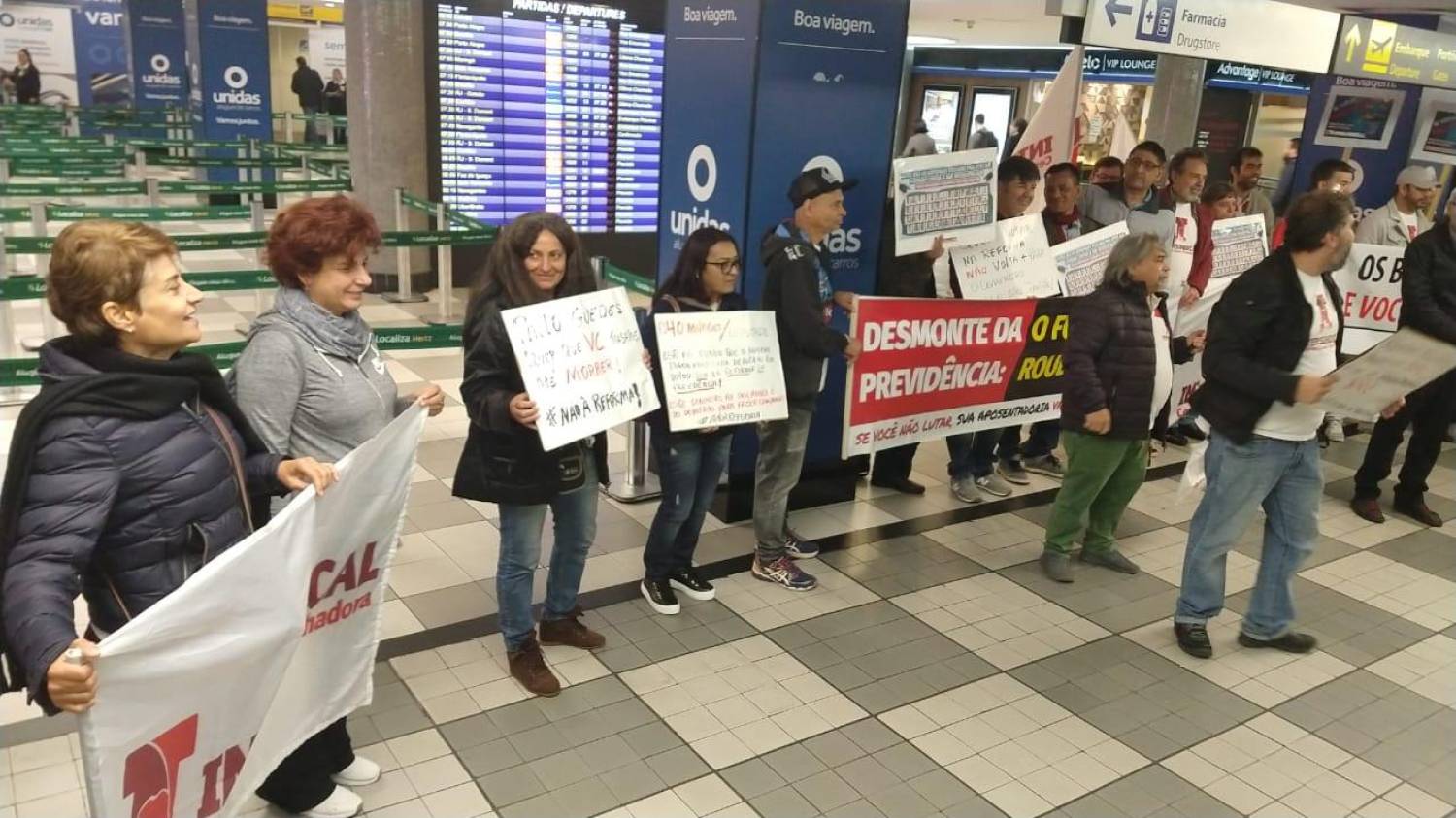 Intersindical e bancários pressionam deputados no aeroporto de Congonhas Intersindical e bancários pressionam deputados no aeroporto de Congonhas