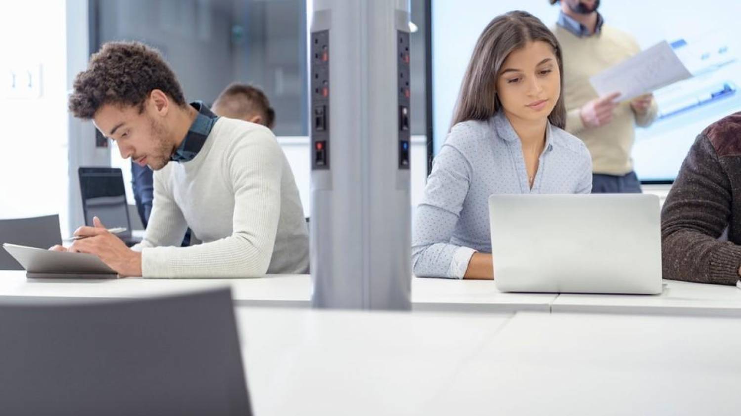 O que diz a lei quando o empregado exerce a mesma função do colega, mas recebe menos? O que diz a lei quando o empregado exerce a mesma função do colega, mas recebe menos?