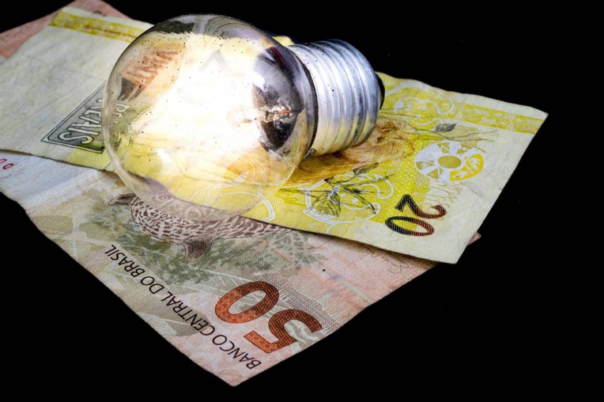 Brasileiro pagou R$ 32 bi por taxas de energia