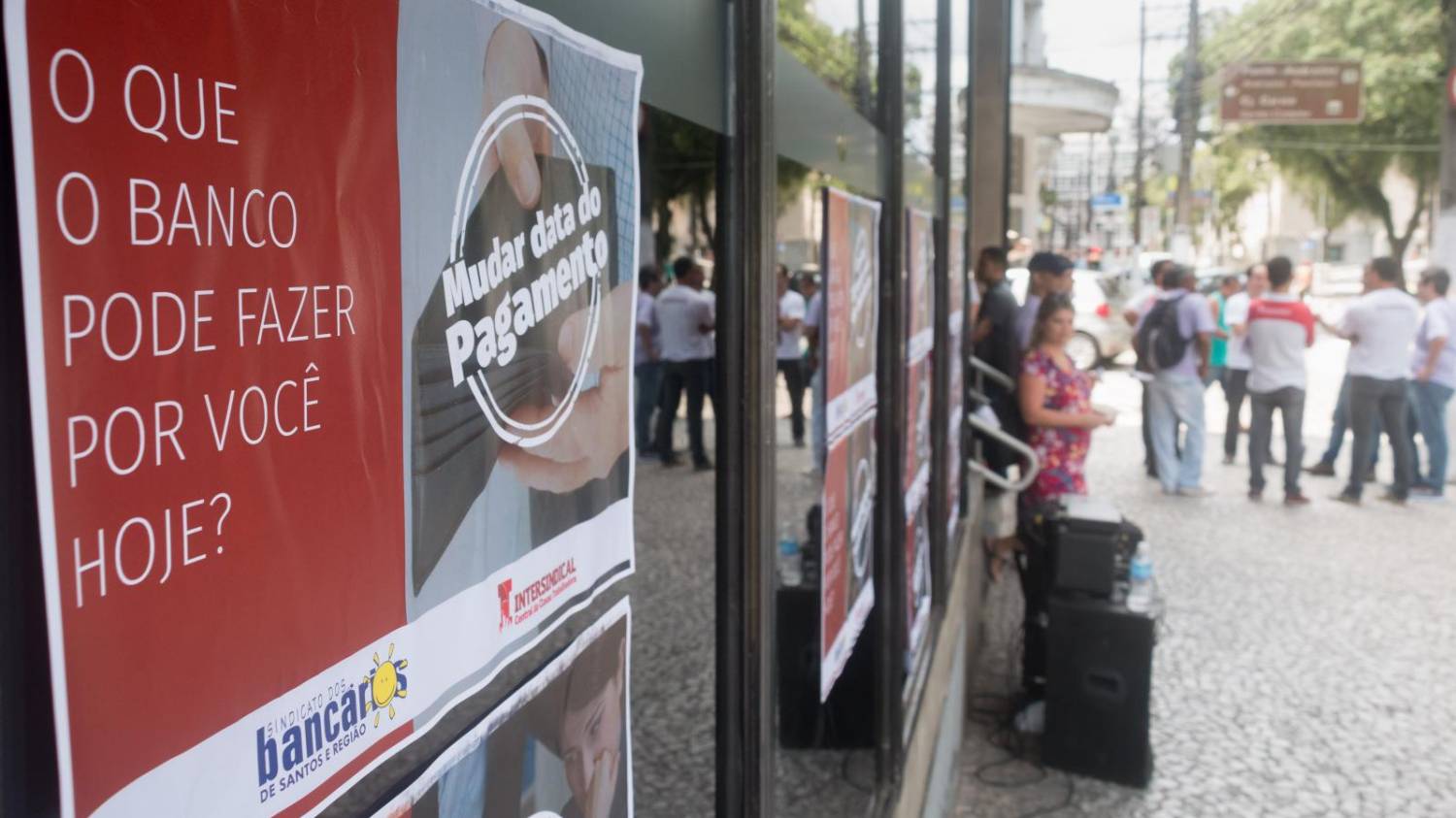 Santander faz tudo pra massacrar bancário e desrespeitar Acordo Coletivo Santander faz tudo pra massacrar bancário e desrespeitar Acordo Coletivo
