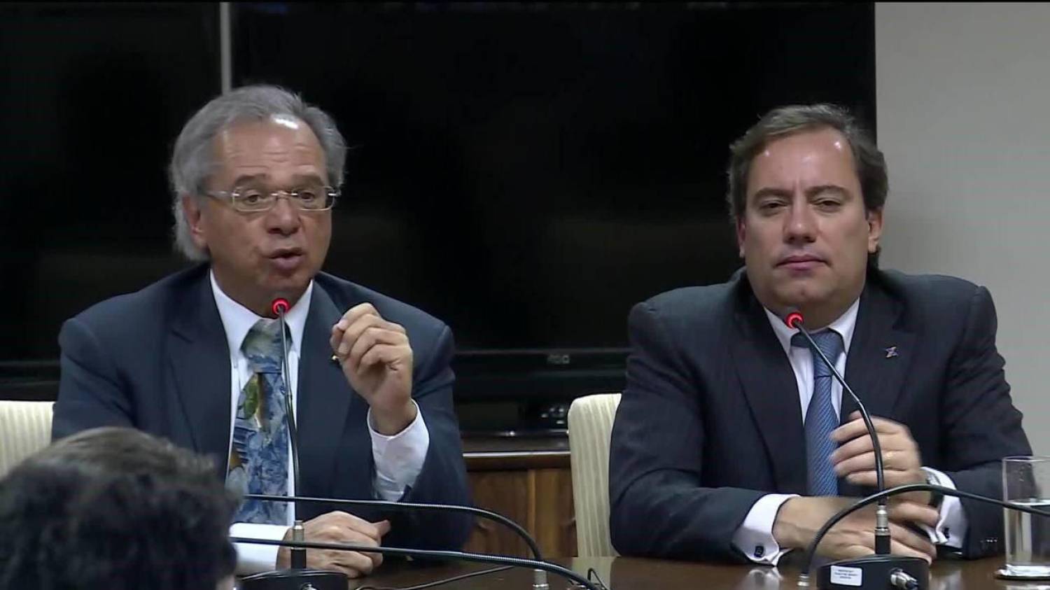 Guedes quer tirar exclusividade do FGTS da Caixa e repassá-lo aos bancos privados Guedes quer tirar exclusividade do FGTS da Caixa e repassá-lo aos bancos privados