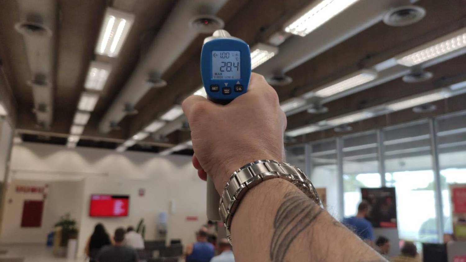 Bancários e clientes sofrem com calor no verão da baixada santista Bancários e clientes sofrem com calor no verão da baixada santista