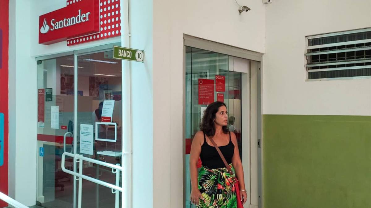 Santander: teclas de telefones são coladas para intimidar bancários