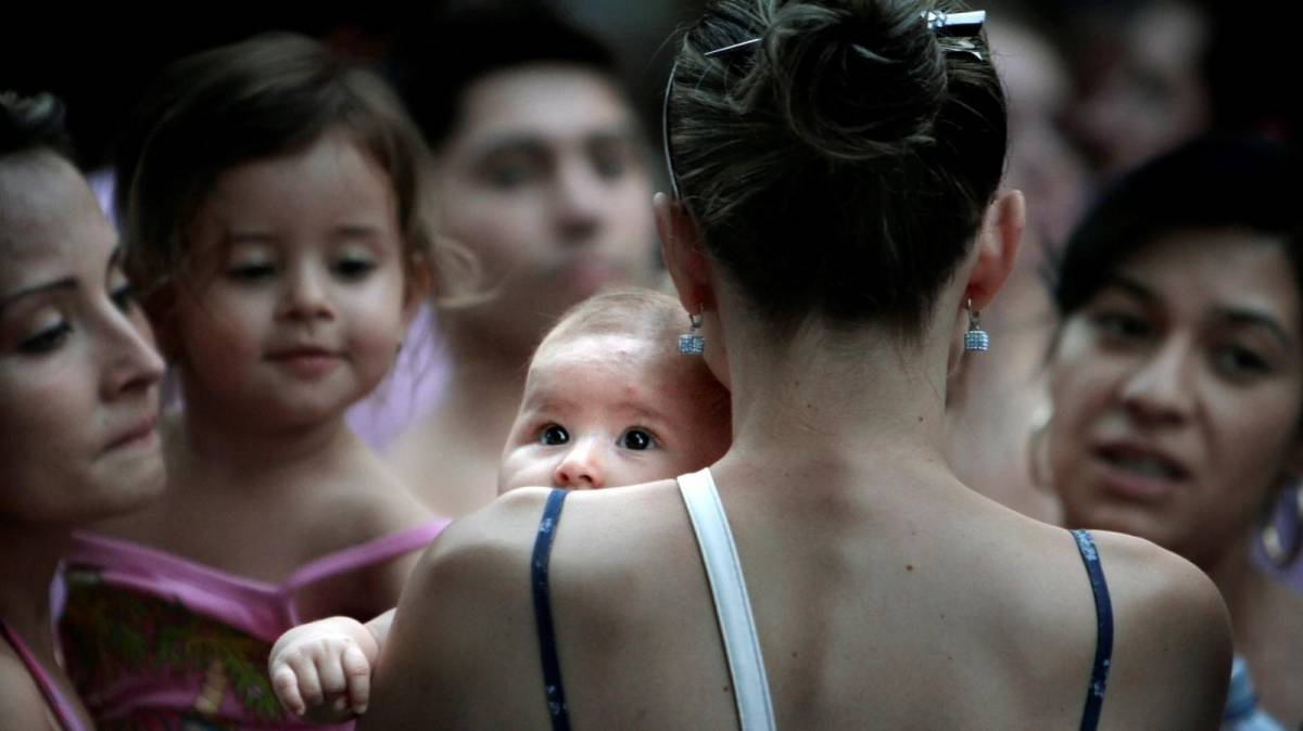 INSS tem fila de 7.600 mulheres à espera do salário-maternidade